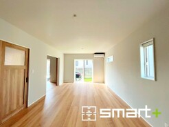 ～穏やかな陽の入るＬＤＫ～
・大きな窓のあるＬＤＫは陽当りも良好で明るい空間となっております。
・ご家族団らんなど過ごす時間の多いＬＤＫが明るいのは嬉しいポイントですね。
（２号棟）