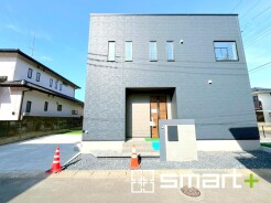 ～シックな色彩の外観を採用～
・外壁に濃い色を採用する事でモダンな印象のシックな外観となっております。
・高級感も出るので毎日家に帰るのが誇らしくなります。ぜひ現地でご確認くださいませ。
