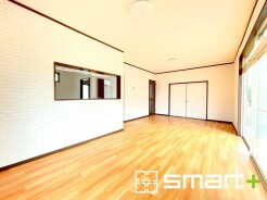 ～穏やかな陽の入るＬＤＫ～
・大きな窓のあるＬＤＫは陽当りも良好で明るい空間となっております。
・ご家族団らんなど過ごす時間の多いＬＤＫが明るいのは嬉しいポイントですね。
