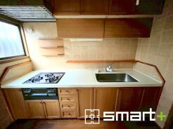 ～リビングを有効活用～
・キッチンは対面式ではなく壁側にございますので、お部屋の中の空間を有効活用できます。
・現地ではぜひ家具の配置などもイメージしながらご見学くださいませ。
