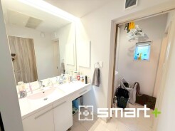 ～余裕のある広さの洗面スペース～
・洗面スペースを大きめに取る事でリネン置場などにも困らず、洗濯なども楽々行っていただけます。
・洗面が広い物件は意外と少ないので、ぜひご覧くださいませ。
