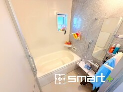 ～暖房乾燥機付きの浴室～
・ヒートショック対策にもなる浴室暖房を標準装備。冬場でも暖かくしてからご入浴が可能です。
・もちろん乾燥機も付いておりますので、雨の日でも洗濯物を干せますよ。
