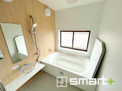 ～浴室乾燥機付きの浴室～
・浴室には乾燥機が付いているので雨の日でも洗濯物を干すことが可能です。
・水はけの良い床材など機能面も充実。マイクロバルなどオプションもご相談くださいませ。
