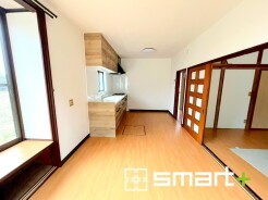 ～広々キッチンスペース～
・キッチンスペースは余裕のある広さとなっており、キッチン内のでのすれ違いも楽々。
・お料理や洗い物がしやすい設計となっております。
