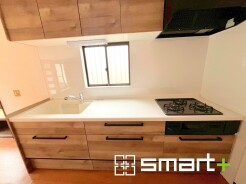 ～リビングを有効活用～
・キッチンは対面式ではなく壁側にございますので、お部屋の中の空間を有効活用できます。
・現地ではぜひ家具の配置などもイメージしながらご見学くださいませ。
