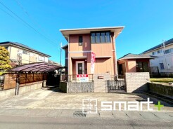 ～閑静な住宅街の立地～
・周辺は閑静な住宅街となっておりますので、静かな暮らしをご実現いただけます。
・前面道路の交通量も多くないので、小さなお子様がいるご家庭でもご安心ですね。
