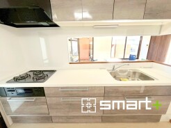 ～人気のカウンターキッチン～
・キッチンは人気のカウンタータイプを採用。「ご家族の顔が見える」造りです。
・蛇口に浄水器が内蔵されているなど機能面でも優れた仕様です。
