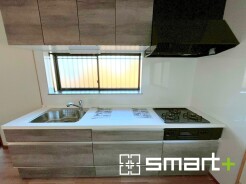 ～リビングを有効活用～
・キッチンは対面式ではなく壁側にございますので、お部屋の中の空間を有効活用できます。
・現地ではぜひ家具の配置などもイメージしながらご見学くださいませ。

