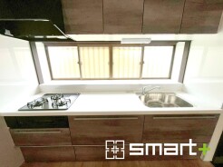 ～リビングを有効活用～
・キッチンは対面式ではなく壁側にございますので、お部屋の中の空間を有効活用できます。
・現地ではぜひ家具の配置などもイメージしながらご見学くださいませ。
