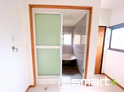 お風呂のドアはスライドドアとなっております。