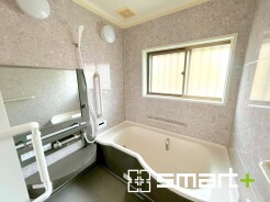 ～浴室乾燥機付きの浴室～
・浴室には乾燥機が付いているので雨の日でも洗濯物を干すことが可能です。
・水はけの良い床材など機能面も充実。マイクロバルなどオプションもご相談くださいませ。

