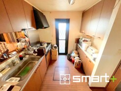 ～人気のカウンターキッチン～
・キッチンには余計な柱が無いので、リビングが見渡せ開放感のある造りとなっております。
・汚れの付きづらい天板、水はけの良いシンクなど機能面でも充実の仕様。
