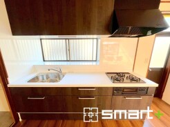 ~リビングを有効活用~
・キッチンは対面式ではなく壁側にございますので、お部屋の中の空間を有効活用できます。
・現地ではぜひ家具の配置などもイメージしながらご見学くださいませ。