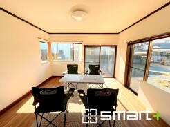 ～穏やかな陽の入るＬＤＫ～
・大きな窓のあるＬＤＫは陽当りも良好で明るい空間となっております。
・ご家族団らんなど過ごす時間の多いＬＤＫが明るいのは嬉しいポイントですね。
