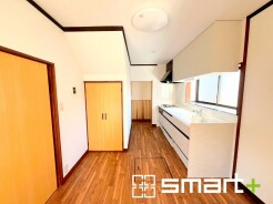 ～使い勝手の良いシステムキッチン～
・料理がしやすい設計のキッチンでお料理もはかどりますね。
・もちろんキッチン下部は収納になっておりますので、フライパンなども収納可能です。
