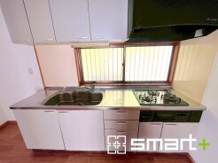 ～使い勝手の良いシステムキッチン～
・料理がしやすい設計のキッチンでお料理もはかどりますね。
・もちろんキッチン下部は収納になっておりますので、フライパンなども収納可能です。
