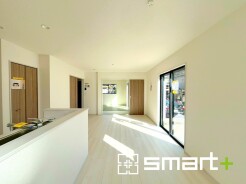 ～穏やかな陽の入るＬＤＫ～
・大きな窓のあるＬＤＫは陽当りも良好で明るい空間となっております。
・ご家族団らんなど過ごす時間の多いＬＤＫが明るいのは嬉しいポイントですね。
