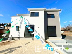 ～明るさを感じる外観～
・外壁は２トーンカラーを採用し、デザイン性に優れた見た目となっております。
・帰宅した際にホッと感じるような飽きのこない外観。ぜひ現地でご確認くださいませ。
