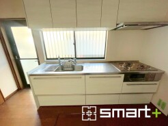 ～リビングを有効活用～
・キッチンは対面式ではなく壁側にございますので、お部屋の中の空間を有効活用できます。
・現地ではぜひ家具の配置などもイメージしながらご見学くださいませ。
