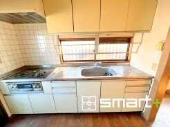 ～使い勝手の良いシステムキッチン～
・料理がしやすい設計のキッチンでお料理もはかどりますね。
・もちろんキッチン下部は収納になっておりますので、フライパンなども収納可能です。
