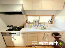 ～リビングを有効活用～
・キッチンは対面式ではなく壁側にございますので、お部屋の中の空間を有効活用できます。
・現地ではぜひ家具の配置などもイメージしながらご見学くださいませ。
