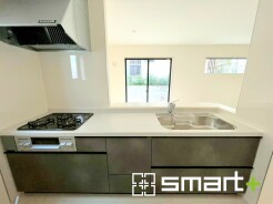 ～人気のカウンターキッチン～
・キッチンは人気のカウンタータイプを採用。「ご家族の顔が見える」造りです。
・蛇口に浄水器が内蔵されているなど機能面でも優れた仕様です。
