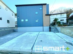 ～シックな色彩の外観を採用～
・外壁に濃い色を採用する事でモダンな印象のシックな外観となっております。
・高級感も出るので毎日家に帰るのが誇らしくなります。ぜひ現地でご確認くださいませ。
