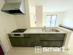 ～使い勝手の良いシステムキッチン～
・料理がしやすい設計のキッチンでお料理もはかどりますね。
・もちろんキッチン下部は収納になっておりますので、フライパンなども収納可能です。
