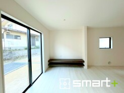 ～ナチュラルな色彩のＬＤＫ～
・自然な風合いの色味で纏められたＬＤＫは家具のコーディネートもしやすくなっております。
・どんなインテリアにするか、考えるだけでも楽しくなりますね。
