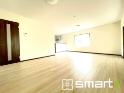 ～穏やかな陽の入るＬＤＫ～
・大きな窓のあるＬＤＫは陽当りも良好で明るい空間となっております。
・ご家族団らんなど過ごす時間の多いＬＤＫが明るいのは嬉しいポイントですね。
