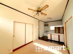 ~ナチュラルな色彩のLDK~
・自然な風合いの色味で纏められたLDKは家具のコーディネートもしやすくなっております。
・どんなインテリアにするか、考えるだけでも楽しくなりますね。