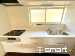 ~リビングを有効活用~
・キッチンは対面式ではなく壁側にございますので、お部屋の中の空間を有効活用できます。
・現地ではぜひ家具の配置などもイメージしながらご見学くださいませ。