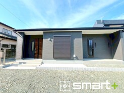 ～シックな色彩の外観を採用～
・外壁に濃い色を採用する事でモダンな印象のシックな外観となっております。
・高級感も出るので毎日家に帰るのが誇らしくなります。ぜひ現地でご確認くださいませ。
