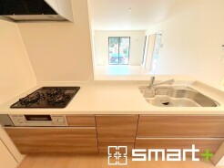 ～人気のカウンターキッチン～
・キッチンは人気のカウンタータイプを採用。「ご家族の顔が見える」造りです。
・蛇口に浄水器が内蔵されているなど機能面でも優れた仕様です。
