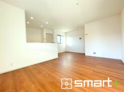 ～家族団らんにピッタリの広々リビング～
・自然の光が降り注ぐ明るいLDKは家族団らんにピッタリ。
・隣接の和室を続き間として利用すれば２２帖超の広々空間になります。
(１号棟)