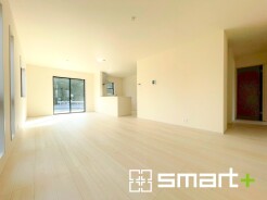 ～穏やかな陽の入るＬＤＫ～
・大きな窓のあるＬＤＫは陽当りも良好で明るい空間となっております。
・ご家族団らんなど過ごす時間の多いＬＤＫが明るいのは嬉しいポイントですね。
