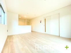 ～ナチュラルな色彩のＬＤＫ～
・自然な風合いの色味で纏められたＬＤＫは家具のコーディネートもしやすくなっております。
・どんなインテリアにするか、考えるだけでも楽しくなりますね。
