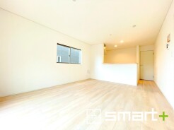 ～穏やかな陽の入るＬＤＫ～
・大きな窓のあるＬＤＫは陽当りも良好で明るい空間となっております。
・ご家族団らんなど過ごす時間の多いＬＤＫが明るいのは嬉しいポイントですね。
