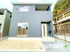 ～シックな色彩の外観を採用～
・外壁に濃い色を採用する事でモダンな印象のシックな外観となっております。
・高級感も出るので毎日家に帰るのが誇らしくなります。ぜひ現地でご確認くださいませ。
