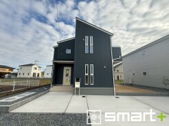 ～モダンな印象の外観～
・木目調の外壁アクセントは幅広いテイストにマッチし、住まいに温かみを与えてくれる人気のデザイン。
・見た目に重厚感が生まれ、高級感のある仕様となっております。
(４号棟)