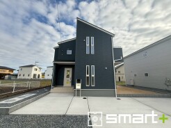 ~シックな色彩の外観を採用~
・外壁に濃い色を採用する事でモダンな印象のシックな外観となっております。
・高級感も出るので毎日家に帰るのが誇らしくなります。ぜひ現地でご確認くださいませ。