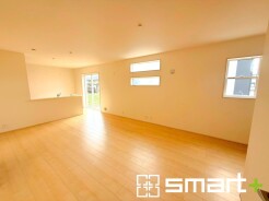 ～日当り良好のＬＤＫ～
・たくさんの窓からたっぷりの陽光が差し込む明るいリビングで寛ぎのひと時を。
・柔らかみのあるナチュラルカラーで、家具やカーテンの色も選びやすいですね。
