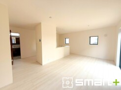 ～窓からはたっぷりの陽光～
・たくさんの窓からたっぷりの陽光が差し込む明るいリビングで寛ぎのひと時を。
・家事をしながらご家族との会話が楽しめる人気のカウンターキッチンも魅力。