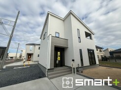 ～スタイリッシュな外観～
・外壁はシックな色彩でデザイン性に優れた見た目となっております。
・ホワイトに重厚感のある濃い目のカラーの指し色を入れることによって、スタイリッシュでオシャレな外観に。
