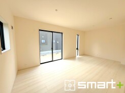 ～穏やかな陽の入るＬＤＫ～
・大きな窓のあるＬＤＫは陽当りも良好で明るい空間となっております。
・ご家族団らんなど過ごす時間の多いＬＤＫが明るいのは嬉しいポイントですね。
