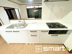 ～人気のカウンターキッチン～
・キッチンは人気のカウンタータイプを採用。「ご家族の顔が見える」造りです。
・汚れの付きづらい天板、水はけの良いシンクなど機能面でも充実の仕様。
