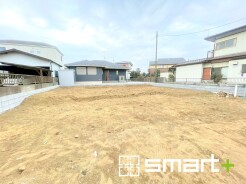 ~ベタ基礎でしっかりとした土台~
・コンクリートの中に鉄筋を配し強度を高めた「ベタ基礎」を採用。
・しっかりとした土台を造ったうえで、その上に建物が築造されていきます。