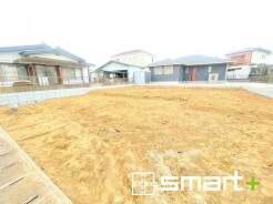 ～閑静な住宅街の立地～
・周辺は閑静な住宅街となっておりますので、静かな暮らしをご実現いただけます。
・前面道路の交通量も多くないので、小さなお子様がいるご家庭でもご安心ですね。
