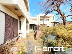 ～広々したお庭のある邸宅～
・余裕の敷地には広いお庭もご用意。
・ガーデニングや安らぎの空間として、倉庫を置いたりと様々な活用が可能です。
・人工芝の敷設などもお気軽にご相談くださいませ。
