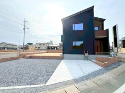 ～モダンな印象を与える外観～
・シックな色彩の２トーンカラーを採用する事でモダンでお洒落な印象の外観となっております。
・毎日家に帰ってくることが誇らしくなる高級感のある仕様。
